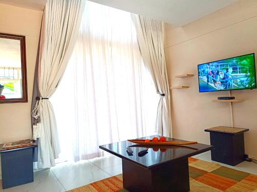 Harare House | New 1 Bed Apartment 3mins walk to New 1 bed shops Only has 1 extra king bed