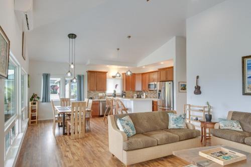 Papaikou House | Oceanfront Home w/Pool, Gazebo Access in Papaikou