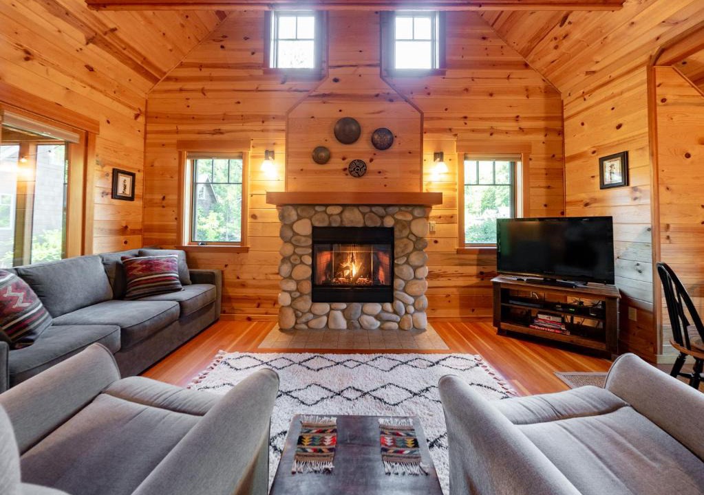 McKenzie Bridge House | On the River Wooded Bliss Cabin near Loloma