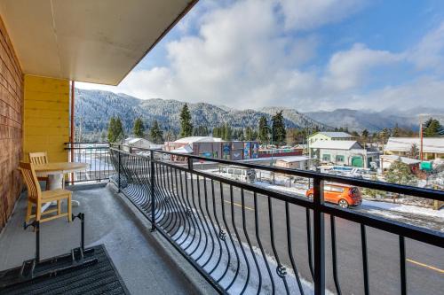 Oakridge Apartment | Oregon Getaway by Willamette National Forest!