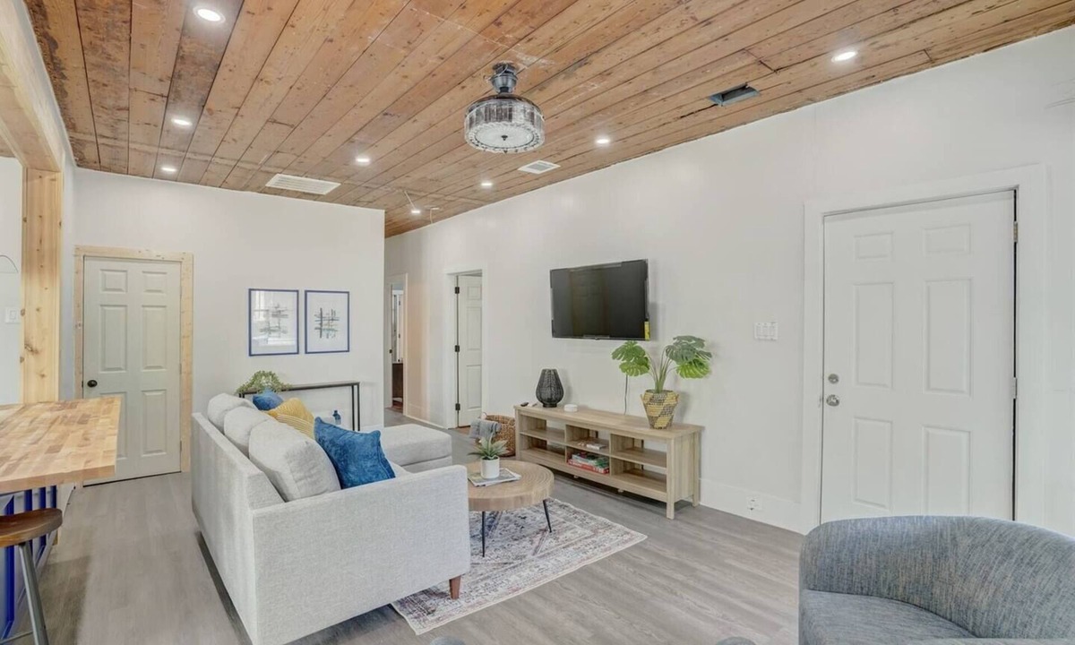 Woodlawn Lake House | Pet Friendly 3BR Near Downtown, Pearl & River Walk