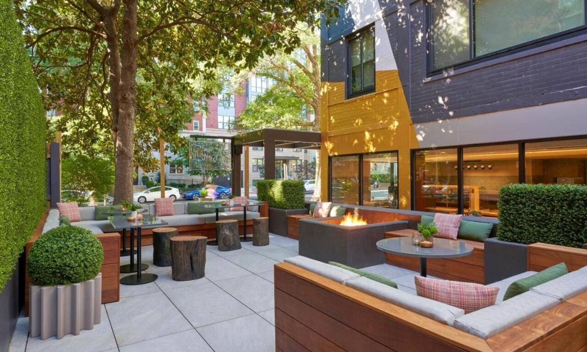 Logan Circle House | Poolside Dining on the Rooftop! Pets Allowed! Minutes to Washington Monument!