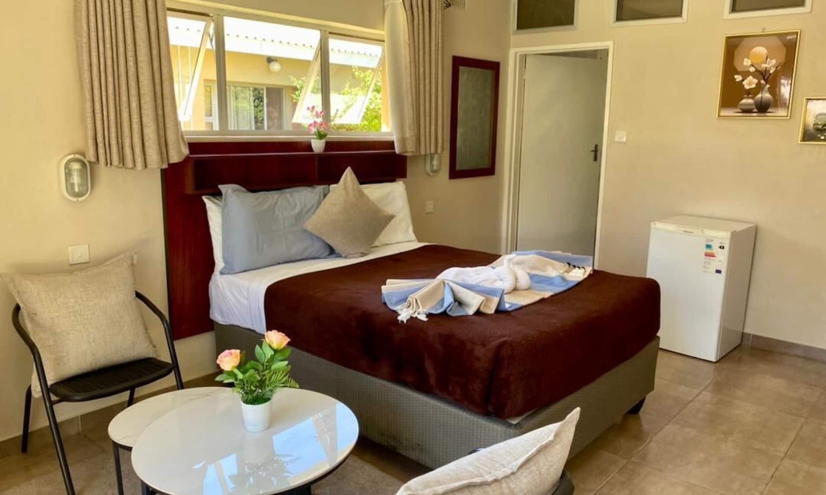 Harare Apartment | Poolside Executive Suite near Airport - 2322