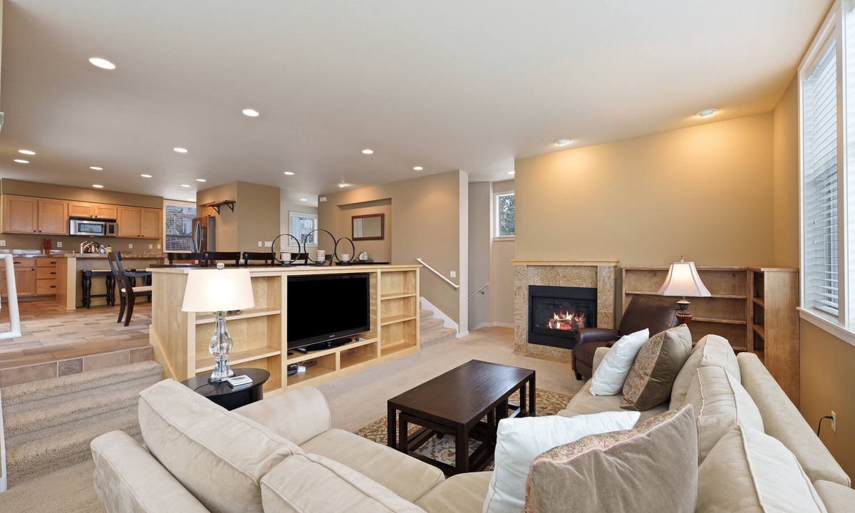 Redmond House | Presidio Place - Relaxing Retreat, Hot Tub, Views, AC