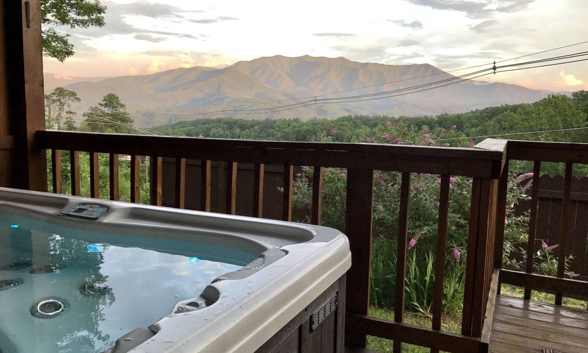 Sevierville Cabin | Privacy with a view ! Romantic. Great getaway/honeymoon spot. Wifi/TV, Free Tix