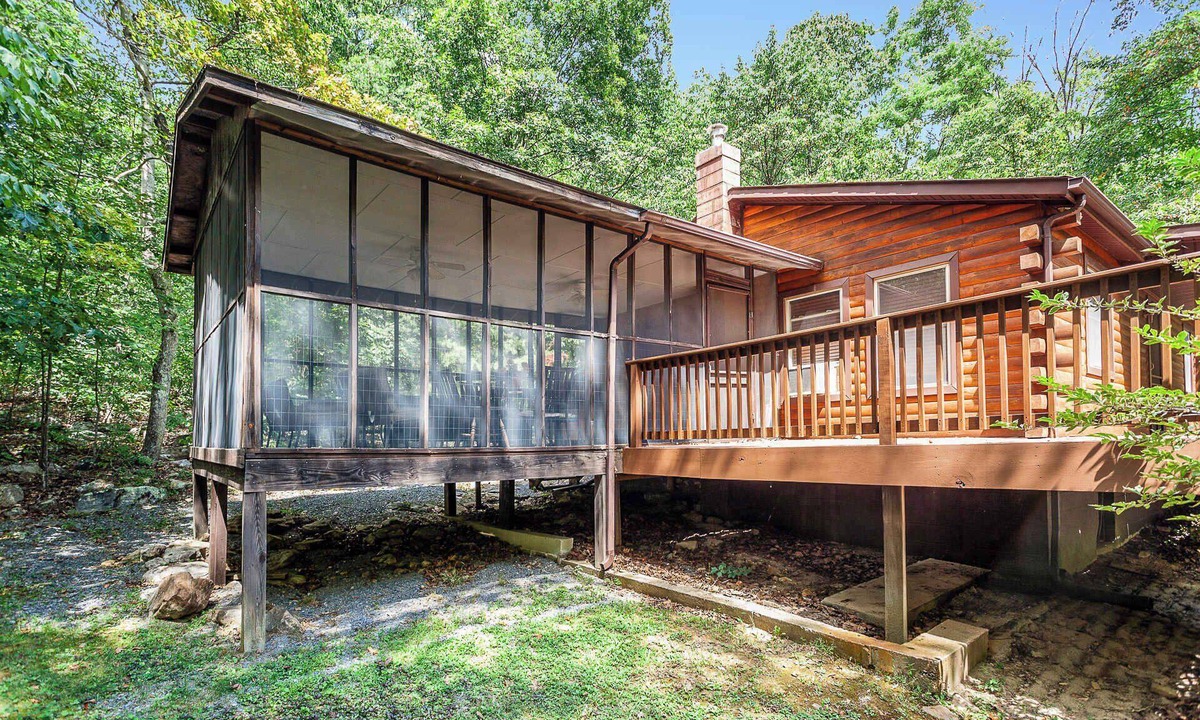 Luray Cabin | Private w Screened Porch, Deck & Dog-Friendly!