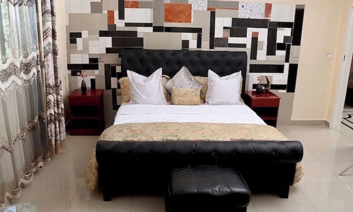 Victoria Falls Villa | Regina Francesca Villa. Portland