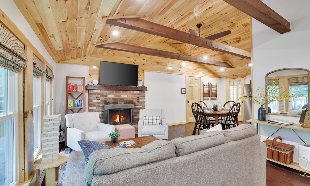Pocono Lake Cabin | Read Reviews; See Why Guests Love It! Golf Cart, Kayaks & Pools. Dogs Welcome!