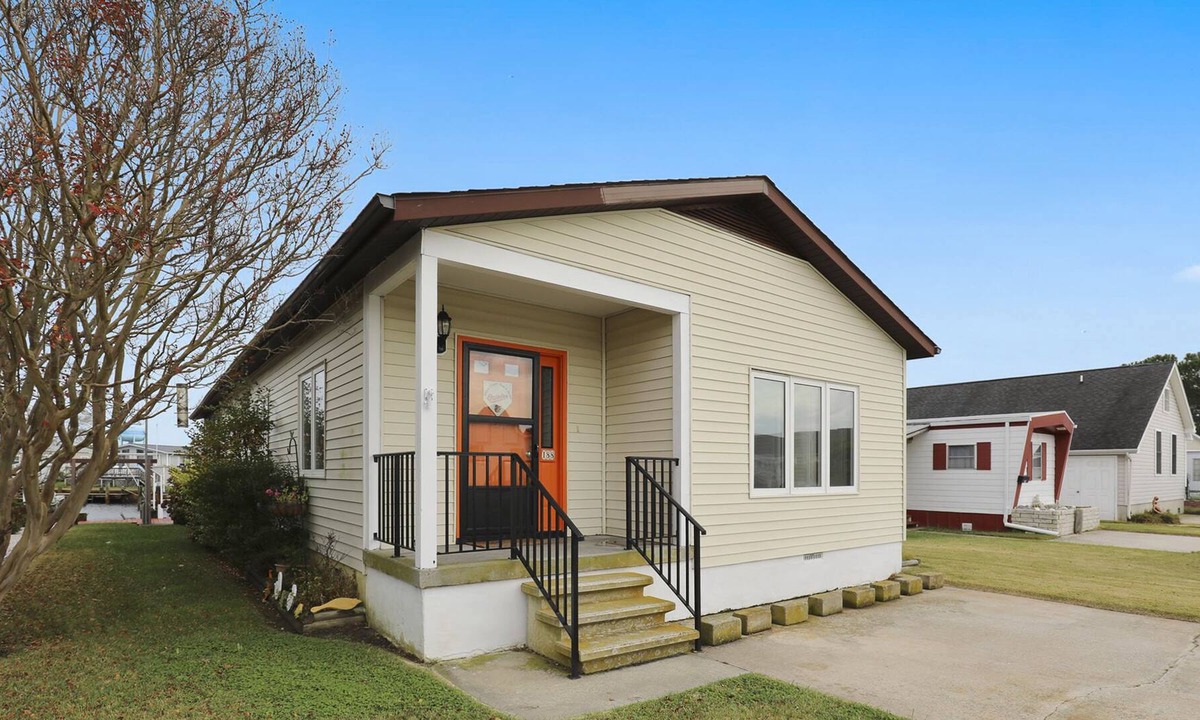 Montego Bay House | Remodeled, Waterfront Home on a Bayside Canal w/ Sun Porch, WiFi & Laundry