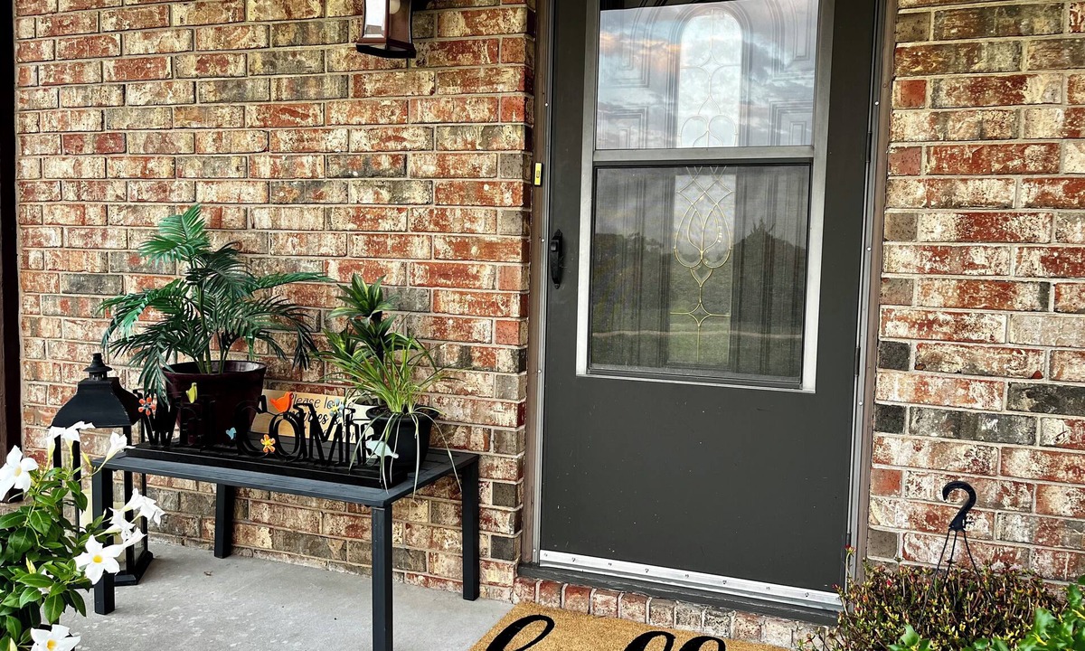 Wichita House | Rural setting on poultry farm with large home and outdoor space!