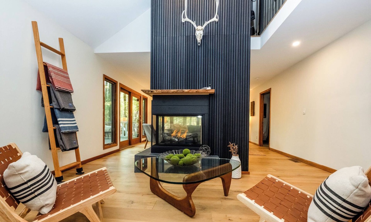 Shorewood-Tower Hills-Harbert House | Sawyer Beauty Close To Everything!