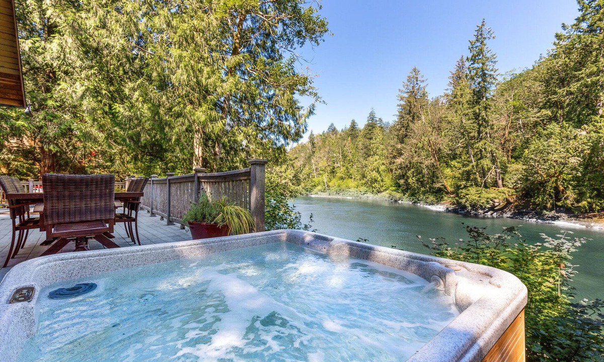 Gold Bar House | Seventh Heaven - Stunning views, beach and swimming w/hot tub at Stevens Pass