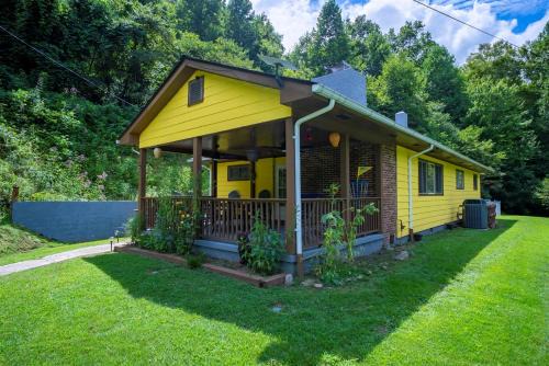 Tapoco House | Slay The Dragon Dragon's Lair Cabin in Robbinsville, North Carolina w Creek