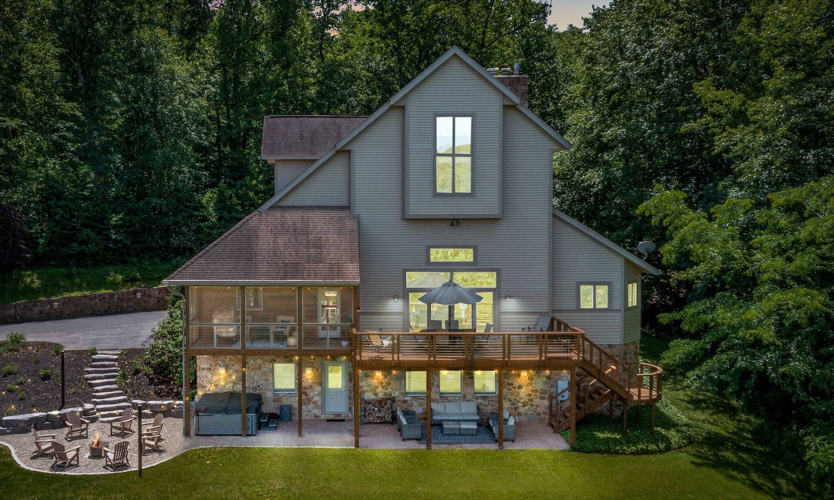 Stevens House | Sleeps 19+, Horse barn, Hot Tub, Swing Set, Toy Room