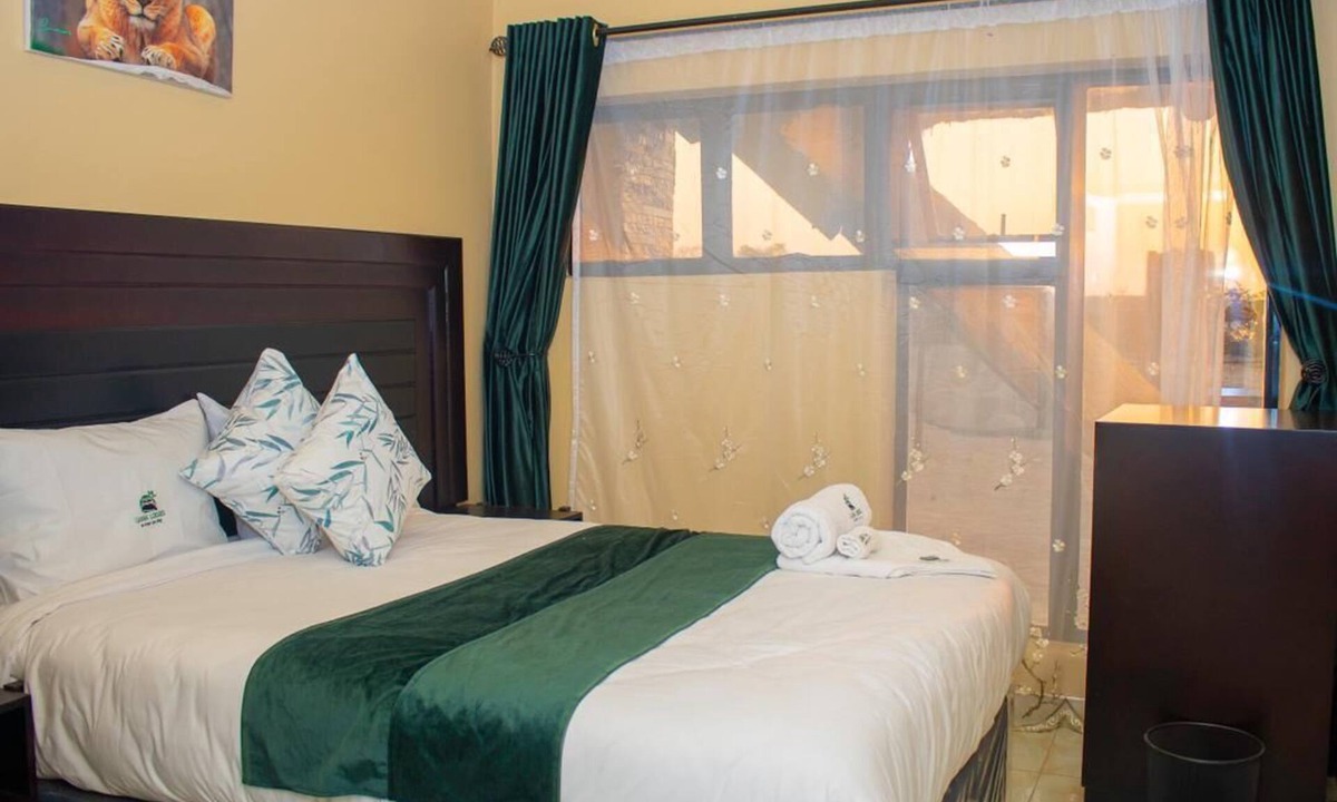 Kadoma Cabin | Spacious 18-bedroom lodge in gorgeous Kadoma with WiFi, comfy beds and many more