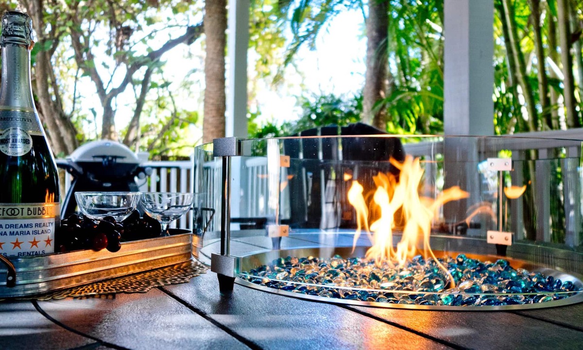 Holmes Beach House | Spacious 3 bedroom town home on Anna Maria Island, community pool.
