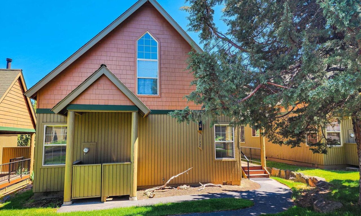Redmond Apartment | Spacious 3BR Chalet | Golf. Pools. Free Parking