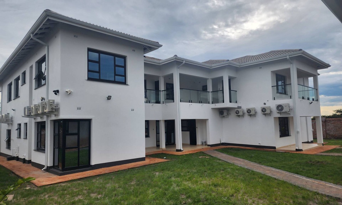 Harare East House | Spacious 5-bedroom house in charming Harare with AC