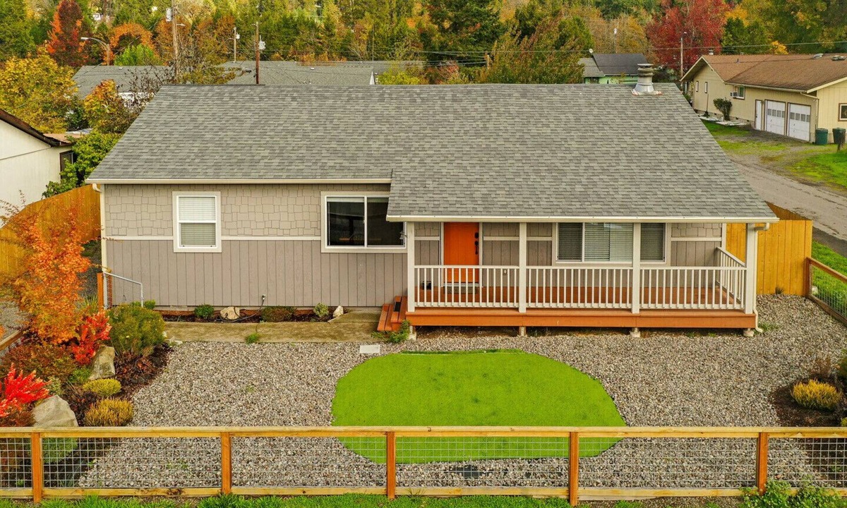 Oakridge House | Spacious 5BR with Sauna & AC, Fenced Yard,Fast WiFi, Near Willamette Pass