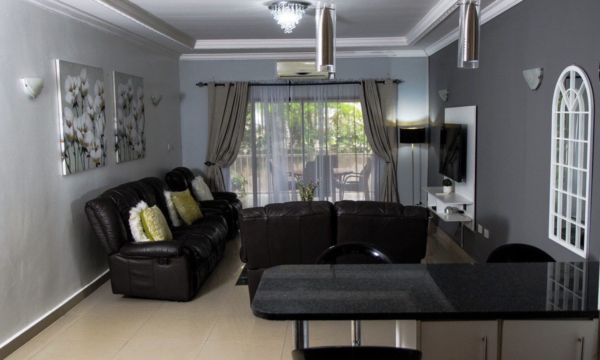 Lusaka Apartment | Spacious open plan 3-bedroom apartment, WiFi and power back-up in vibrant Lusaka
