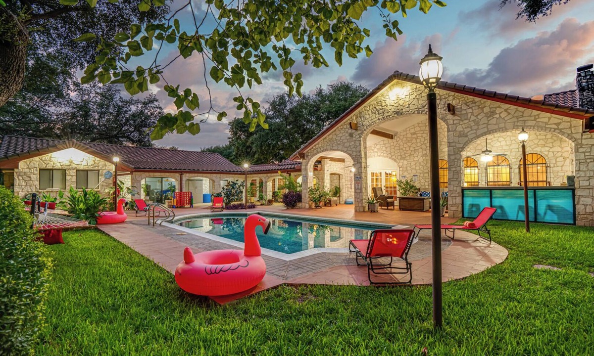 North San Antonio - SAT House | Spanish Hacienda-Heated Pool-Huge Game Room-Sleeps 16 - 5000 sq ft Of Fun!