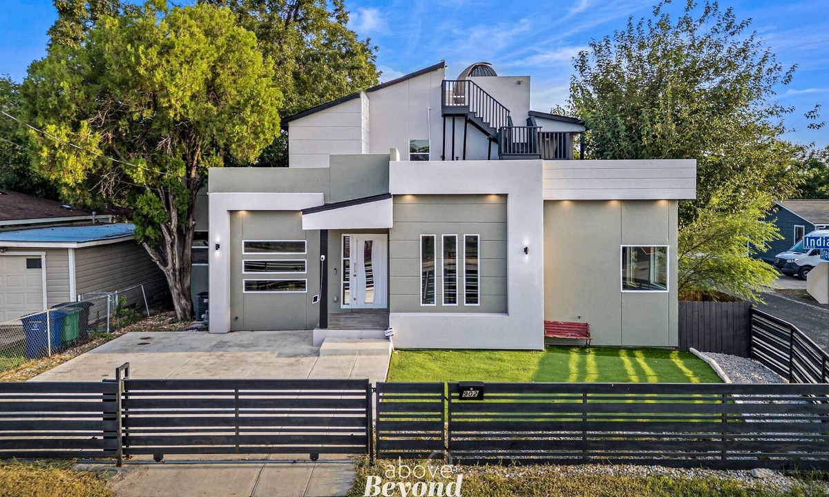 Nevada Street House | Sprawling Home w/Rooftop Spot