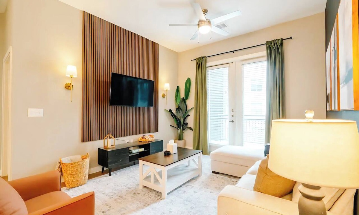 Tobin Hill Apartment | Stay in Luxury Just Steps Away From Fine Dining & Shopping, FREE Parking