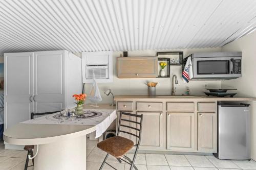 Ridge Wood Heights Apartment | Stay Like a Sailboat Studio and Outdoor Shower