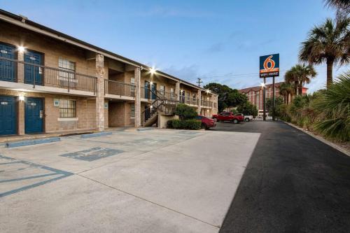 Medical Center District Hotel | Studio 6 San Antonio TX Northwest Medical Center