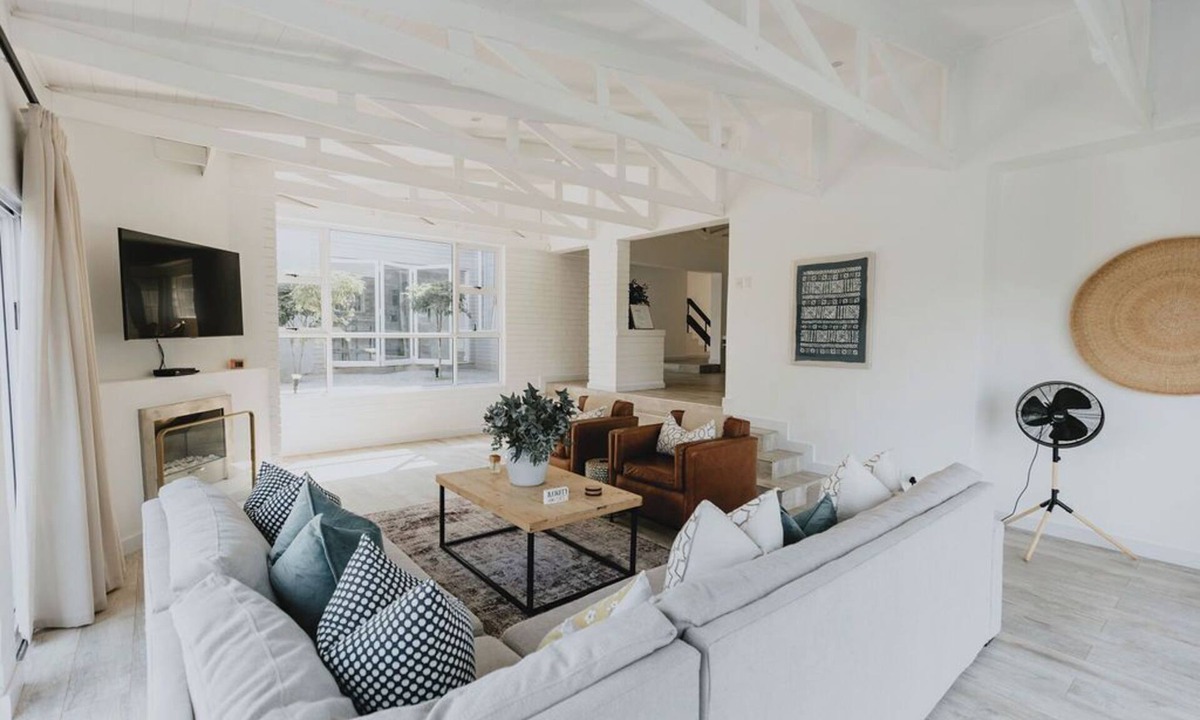 Harare House | Stunningly decorated home with breathtaking views!