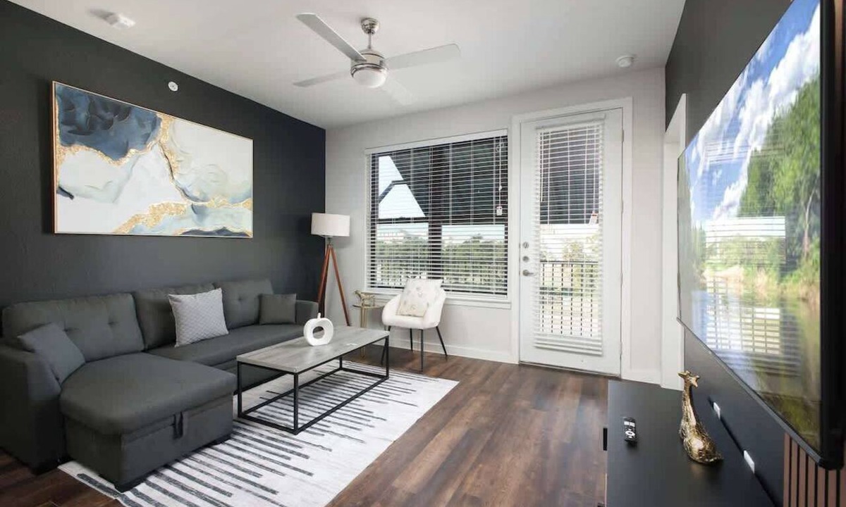 Southtown Apartment | Stylish 2 BR w/Gym, Parking Near Rvrwalk & Dome