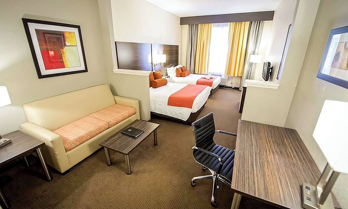 Orlando Hotel | Sunlit Orlando Hub Minutes from Airport w/Breakfast & Access to Pool | 3 Units
