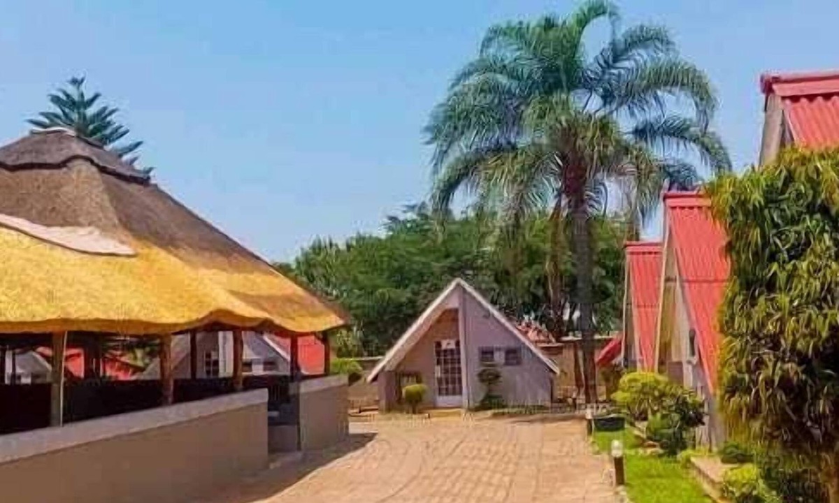 Livingstone Cabin | Sunset Junction Lodge & Tours