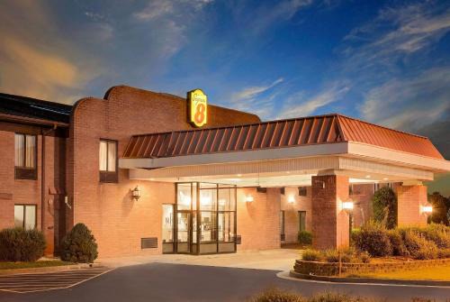 Metropolis Hotel | Super 8 by Wyndham Metropolis
