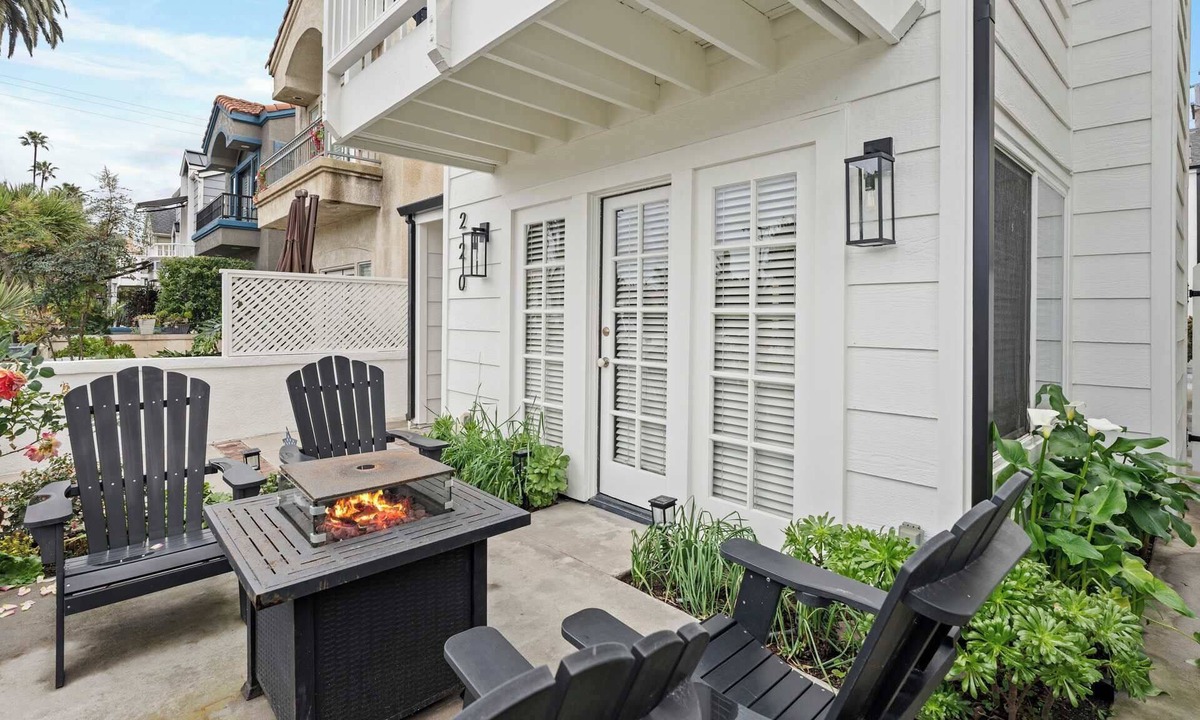 Huntington Beach House | The Americana w/AC, spa, bikes steps to the sand