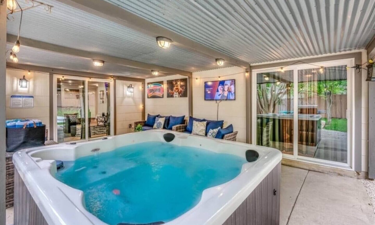 Wetmore House | This house is a 3 bedroom(s), 2.5 bathrooms, located in San Antonio, TX.