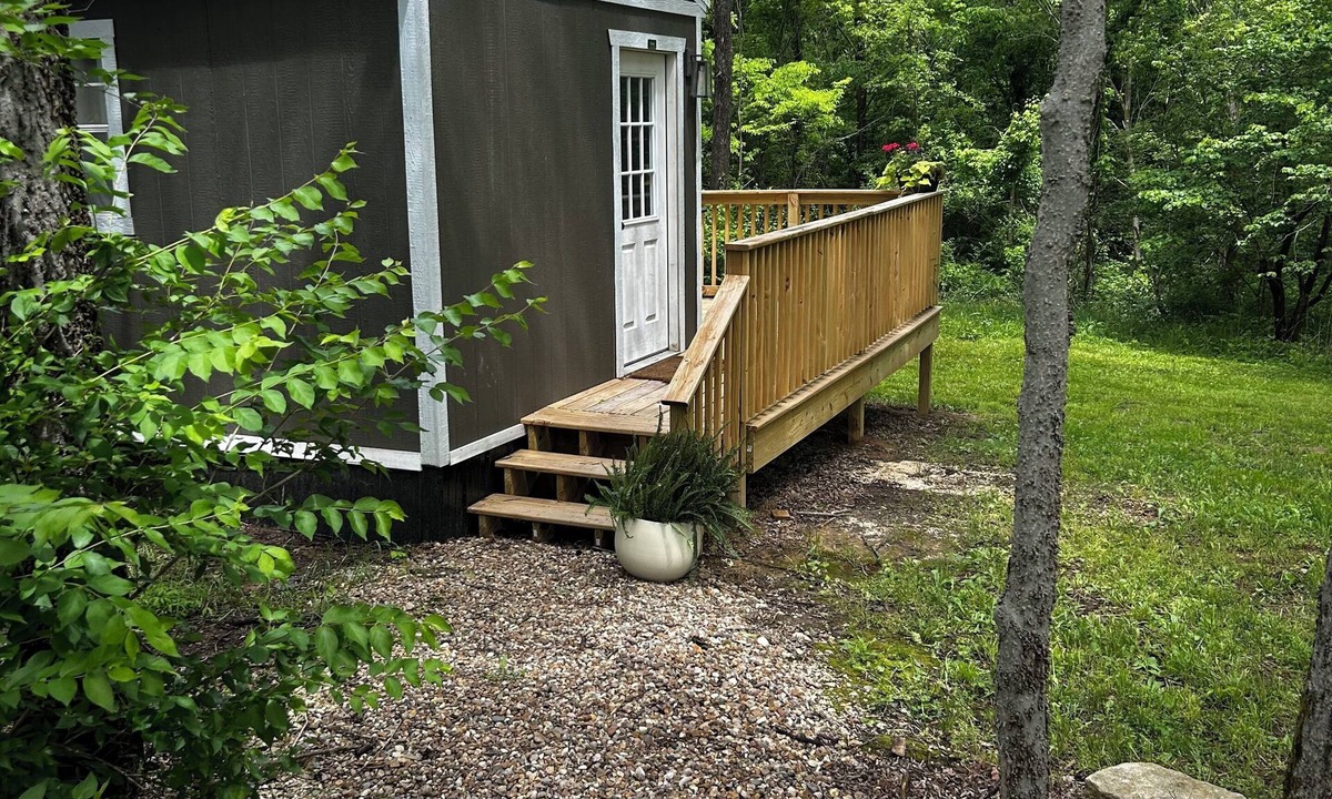 Anna Cabin | Tiny Cabin in the woods with perfect Sunsets