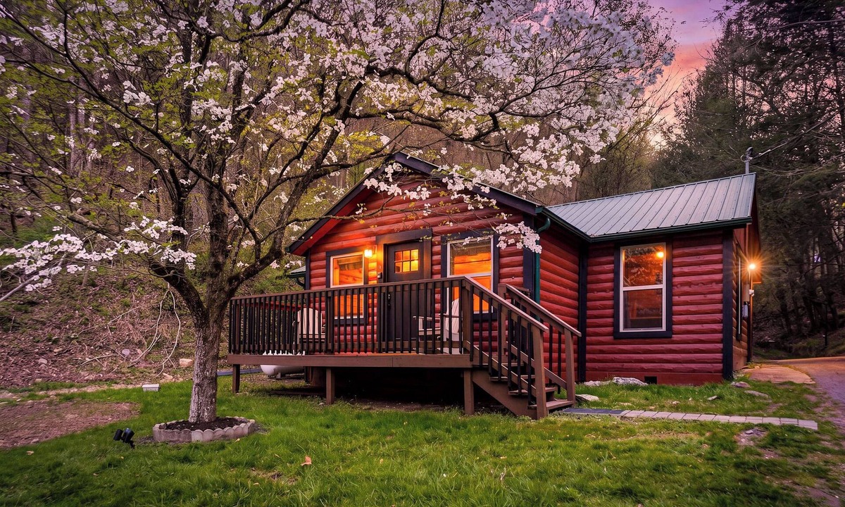 Townsend Cabin | Townsend Area*Cozy*Hot Tub*Single Story*Level Parking*WiFI