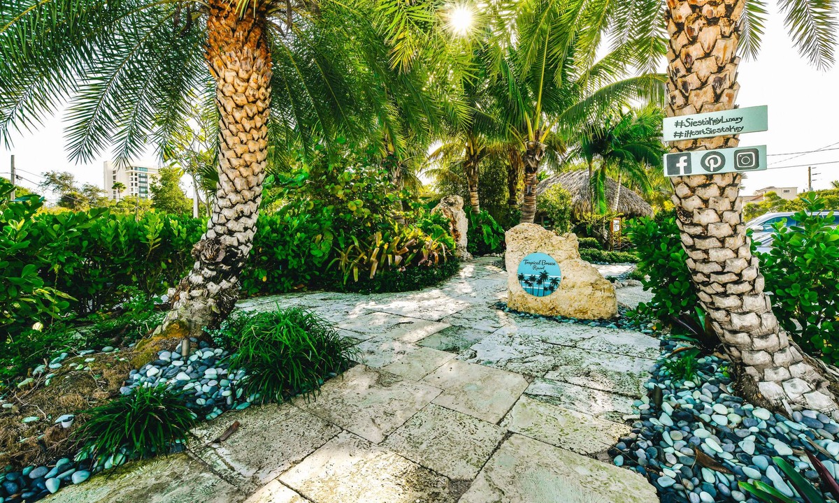 Siesta Key Village Hotel | Tropical Breeze Resort