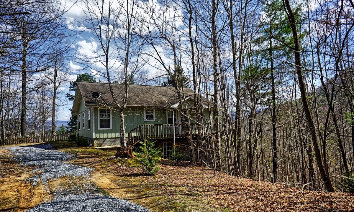 Almond Cottage | Tsali View Cottage-High Speed Wifi - Fire Pit & Mountain View!