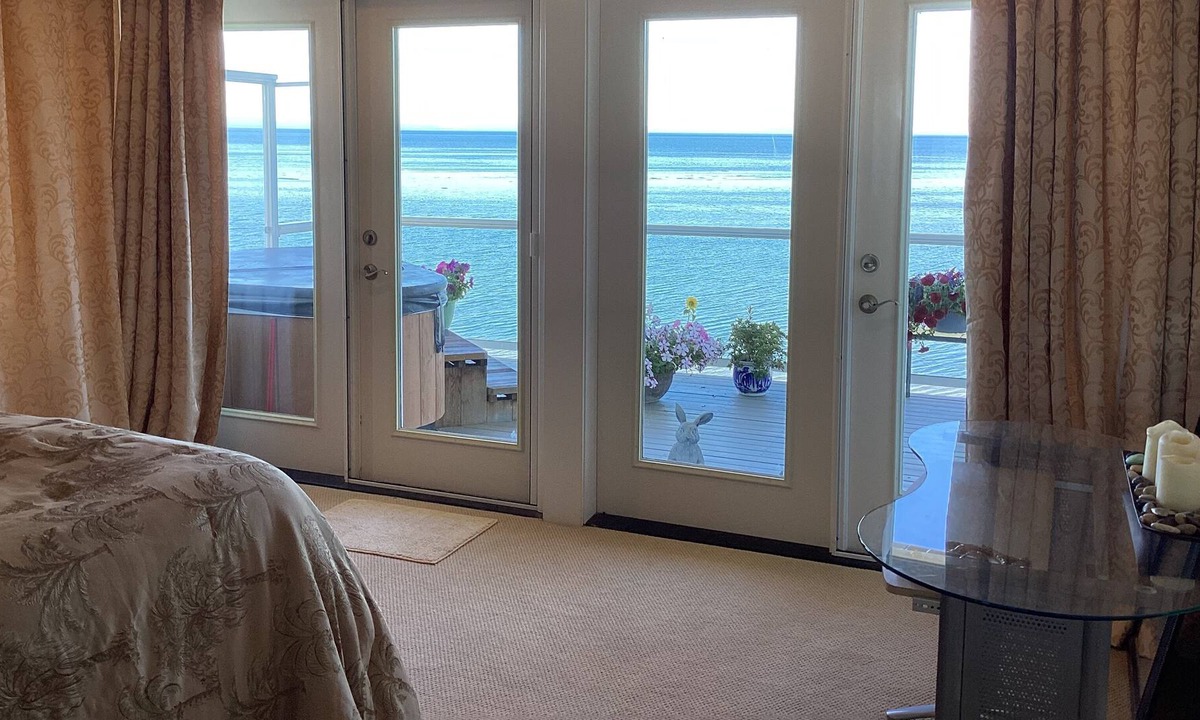 Sequim House | Upscale Beach Front Home