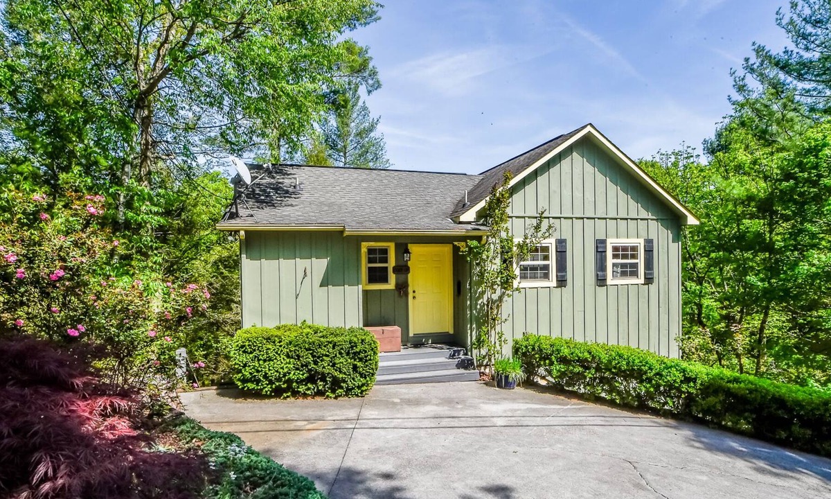Townsend Cottage | Very clean mountain retreat with Mountain View, Wi-Fi, Jacuzzi, FREE POOL ACCESS