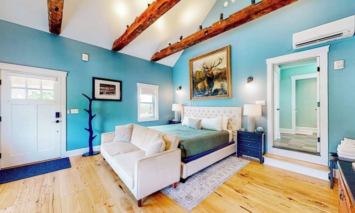 Waterbury Center Apartment | Vintage farmhouse studio with on-site hot tub - near year-round recreation