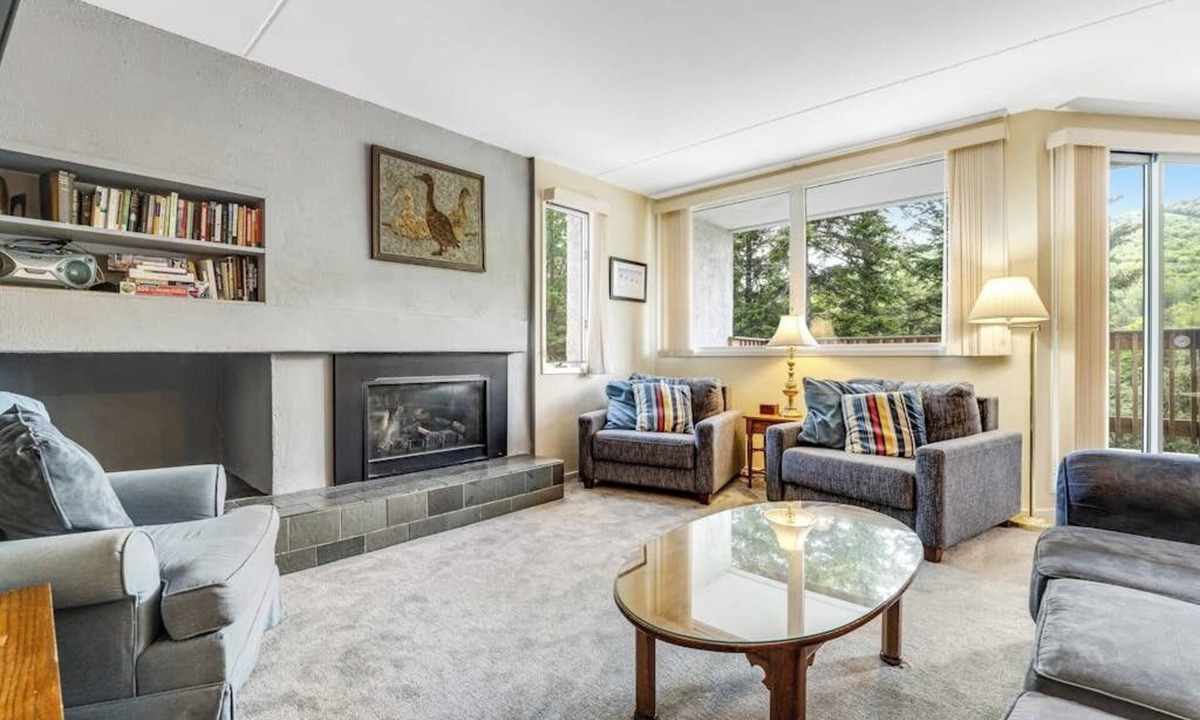Warren Condo | Welcoming Condo with Shared Pools, Easy Access to Golf & Slopes