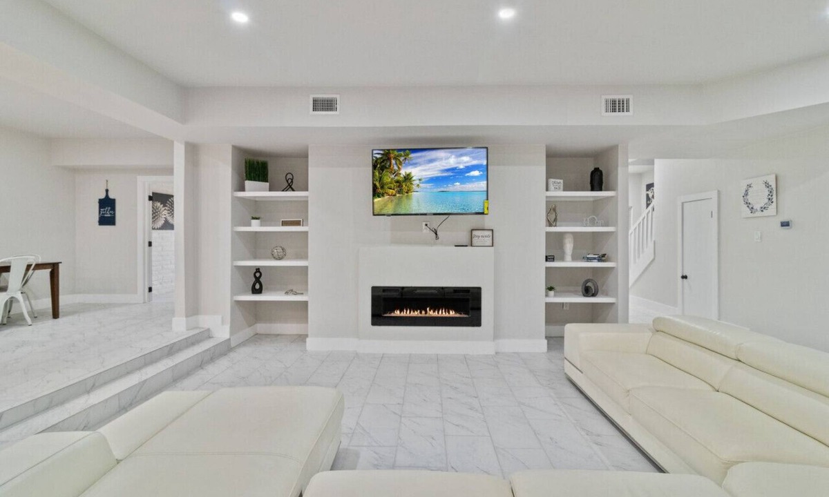 Whispering Oaks House | WeWelcome You to our 7 Bedroom 4 Bathroom Home