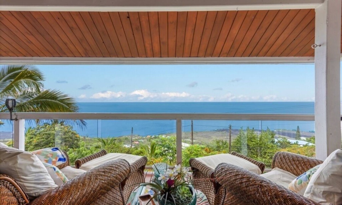Kona Paradise House | WORLD-CLASS OCEAN VIEWS, Tropical Garden Retreat, 2 mins to beach NEW FALL RATES