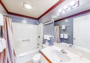 Cozy Condo with a Fireplace, Free WiFi, Shared Pool, Hot Tub, Tennis & Gym