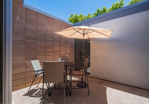 Showstopper Mid-Century Modern Palm Desert Condo, Walkable To Shops & Eateries!