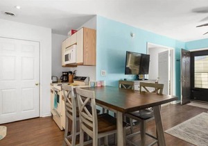 Two Bedroom Condo w/Pool and Short Walk to Beach