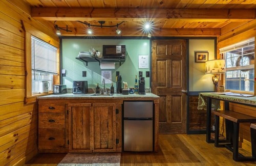 McArthur Cabin | 16mi from Hocking Hills, hot tub, bbq, twin pond